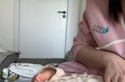 婴儿老是用力扭动哼哼咋回事