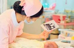 新生婴儿换尿布视频怎么回事