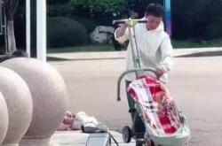 婴儿滚下床该如何应对